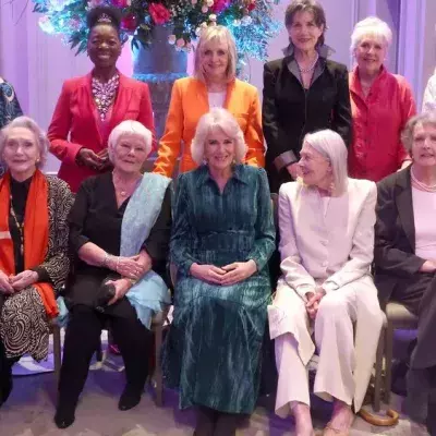 Königin Camilla in London: Shakespeare-Abend mit Judi Dench und Co.