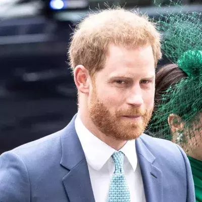 Neue Fotos vom "The Crown"-Set zeigen Prinz Harrys Nazi-Kostüm
