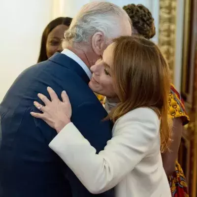 Geri Horner: Umarmung für den "modernen" König Charles III.