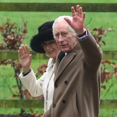 König Charles III.: Ein freundliches Winken an die Fotografen