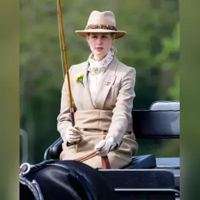 Charles' Nichte Lady Louise: Eleganter Auftritt auf dem Kutschbock