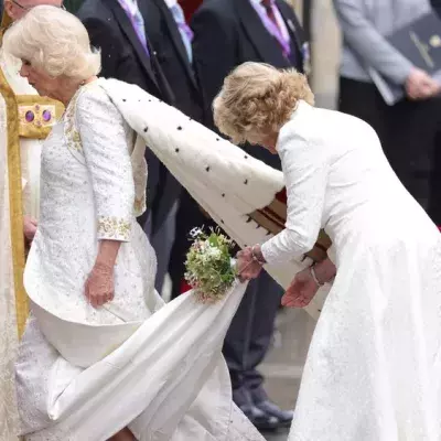 Camilla lässt Krönungsstrauß in der Westminster Abbey niederlegen