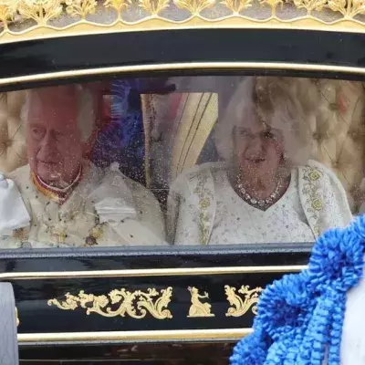 Königsprozession zur Kirche: Charles und Camilla in Weiß