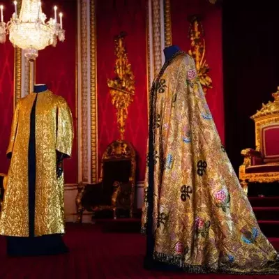 König Charles III.: Historische Krönungsgewänder in London enthüllt