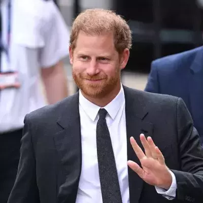 Sitzt Prinz Harry zwei Stunden nach der Krönung wieder im Flieger?