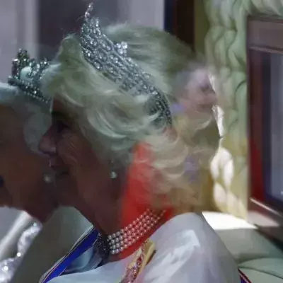 Camilla trägt das Krönungsgewand von Queen Elizabeth II.