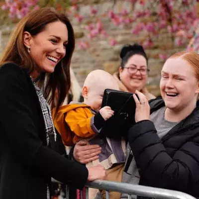 Prinzessin Kate lässt Baby mit ihrer Handtasche spielen