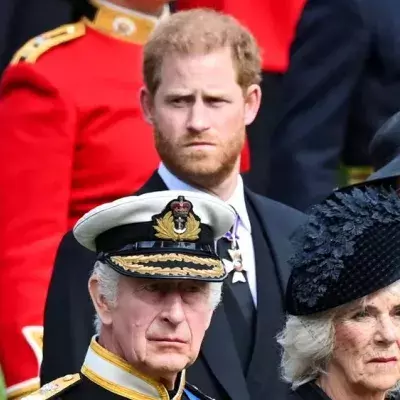 Krönung: Prinz Harry sitzt "zehn Reihen hinter" den Royals