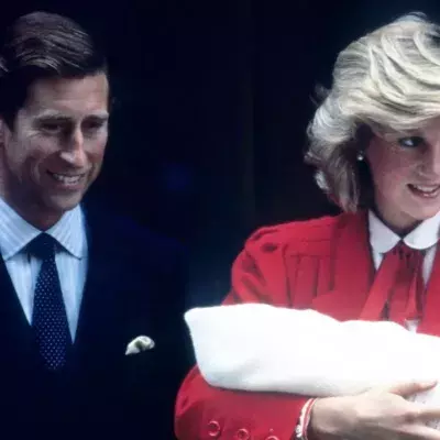 Diana, Prinzessin von Wales und Prinz Charles, Prinz von Wales verlassen den Lindo Wing des St. Mary's Hospitals nach der Geburt von Prinz Harry