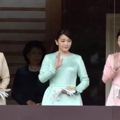 Die japanischen Prinzessinnen Mako und Kako mit ihrer Mutter Kiko 