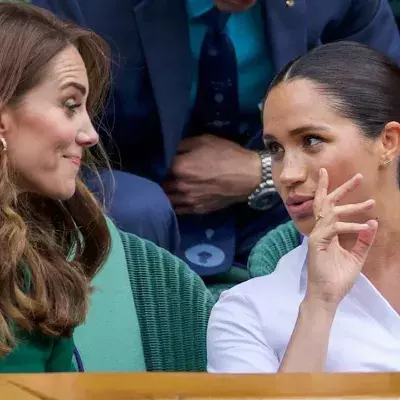 Herzogin Catherine von Cambridge sitzt mit Meghan auf einer Tribüne in Wimbledon