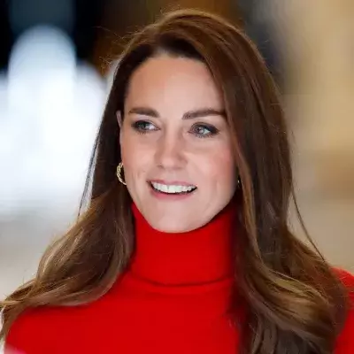 Kate kauft Kinder-Kostüme für Halloween