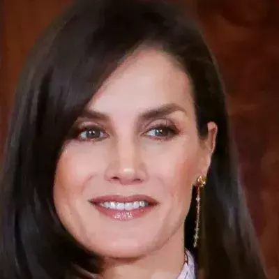 Königin Letizia zeigt sich erneut im geblümten Kleid und sieht darin umwerfend aus!