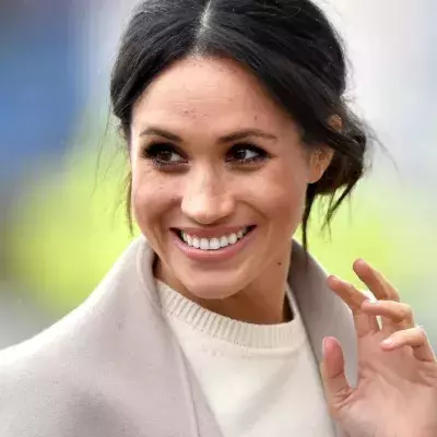 Meghan Markle winkt 