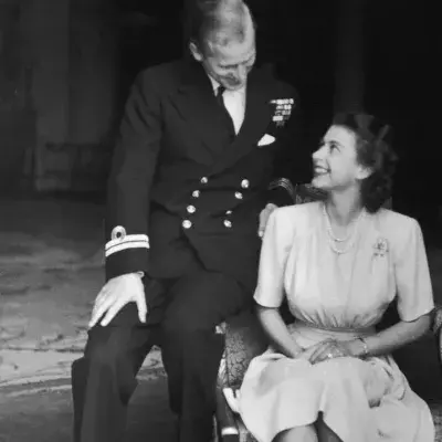 Nach der Verlobung: Prinzessin Elizabeth und ihr Verlobter Philip Mountbatten im Buckingham Palace