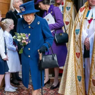 Queen Elizabeth II mit Gehstock