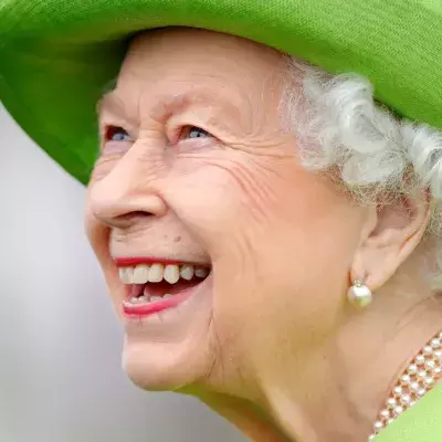 Unehelicher Sohn von Charles und Camilla überrascht mit Queen-Lächeln seines Sohnes