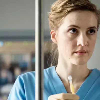 9. Staffel mit neuen Folgen ab (27.04.23), immer donnerstags um 18.50 Uhr im Ersten und in der ARD Mediathek. Dr. Elly Winter (Juliane Fisch) weiß, wie viel das Johannes-Thal-Klinikum ihr zu bieten hat.