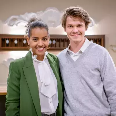 Ab Folge 4043 (voraussichtlicher Sendetermin 01. Juni 2023) ist Belina Mohamed-Ali als Imani Kariki in der Bavaria Fiction-Produktion zu sehen. Doch Imani soll nicht der einzige Neuzugang bleiben: Ab Folge 4052 (voraussichtlicher Sendetermin 14. Juni 2023) wird der charmante und schlitzohrige Otto von Arnsberg, gespielt von Maurice Lattke, unangekündigt am „Fürstenhof“ auftauchen.