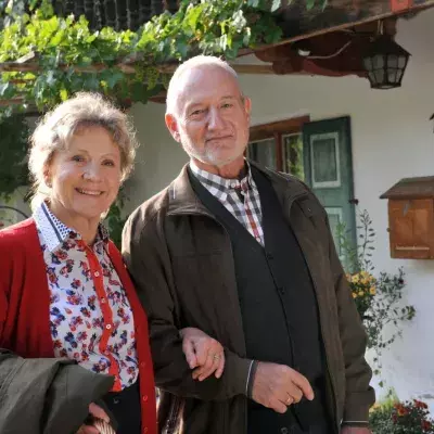 Antje Hagen und Sepp Schauer spielen das Ehepaar Hildegard und Alfons Sonnbichler in "Sturm der Liebe".