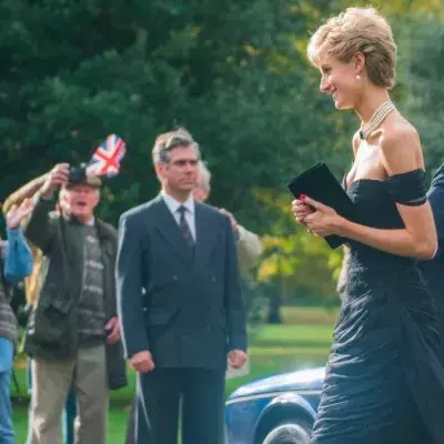 Dianas "Rachekleid" und mehr: Kostüme aus "The Crown" unterm Hammer