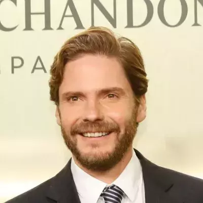 Erstes Bild: Disney+ zeigt Daniel Brühl als Karl Lagerfeld
