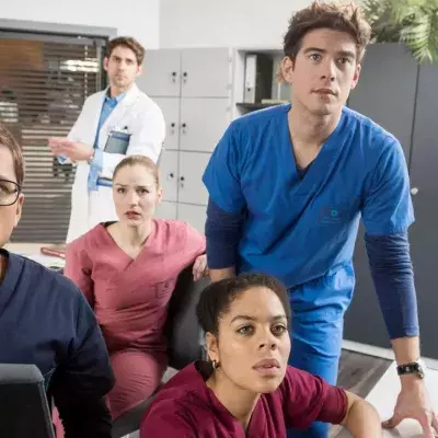 Die jungen Ärzte unterstützen ihre neue Kollegin Eva Ludwig aus der Ferne. V.l.n.r. Dr. Elias Bähr (Stefan Ruppe), Dr. Niklas Ahrend (Roy Peter Link), Julia Berger (Mirka Pigulla), Vivienne Kling (Jane Chirwa), Ben Ahlbeck (Philipp Danne).