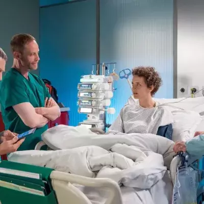 Dr. Hoffmann (Julian Weigend, 2.v.li.) und Dr. Kaminski (Udo Schenk, li.) haben keine guten Nachrichten für Kamela Szabo (Karoline Bär). Sie muss sofort operiert werden, sonst könnte sie beiden Nieren verlieren. Kamelas Mann Daniel (Volker Muthmann, re.) ist klar, dass das alles nicht passiert wäre, wenn Kamela eher zum Arzt gegangen wäre.