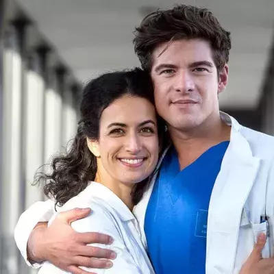 Dr. Leyla Sherbaz (Sanam Afrashteh, l.), Ben Ahlbeck (Philipp Danne, r.)