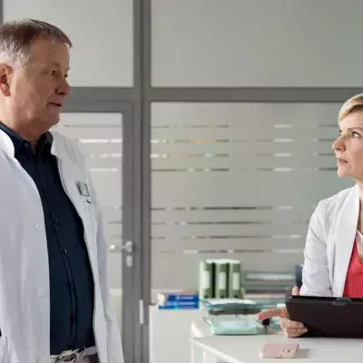 Dr. Roland Heilmann (Thomas Rühmann) hat einen Rollstuhl für eine Patientin besorgt, die an einer spastischen Störung des Nerven- und Muskelsystems leidet, die mit erheblichen Einschränkungen einhergeht. Dr. Kathrin Globisch (Andrea Kathrin Loewig) macht mit einer alternativen Behandlung enorme Fortschritte bei dem jungen Mädchen, gibt aber zu bedenken, dass sich ihre Eltern uneins sind, was den Rollstuhl betrifft.