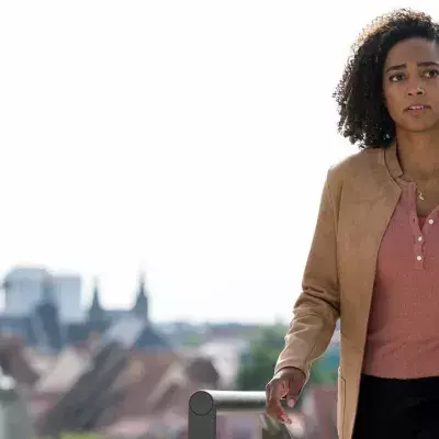 Emma (Elisa Agbaglah) ist aufgeregt. Ihr steht ein bedeutendes Treffen bevor.
