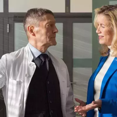 FOLGE 1013, "Abflug", am Dienstag (23.05.23) um 21:00 Uhr im ERSTEN. Sarah Marquardt (Alexa Maria Surholt) kommt bei der Nachbesetzung des Klinikleiterpostens nicht weiter. Keiner wird ihren Vorstellungen gerecht, doch als sie Dr. Rolf Kaminski (Udo Schenk) über den Weg läuft, hat sie eine brillante Idee.