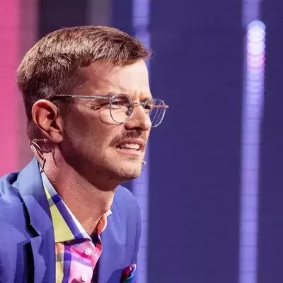 Joko mit verzerrtem Gesicht.