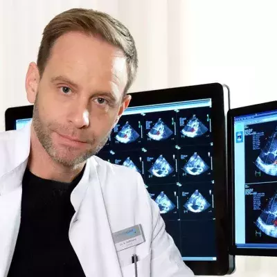  Julian Weigend als Dr. Kai Hoffmann Zu sehen ist der Österreicher seit Folge 801 "Wieder auf Anfang" als neuer Chefarzt der Serie. Julian Weigend als Dr. K. Hofmann
