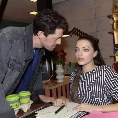 Sascha (Daniel Noah) ist sich sicher, dass Emily (Anne Menden) Gefühle für ihn hat. 