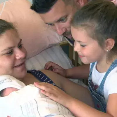 Sylvana und Baby Anastasia erholen sich von der Geburt.