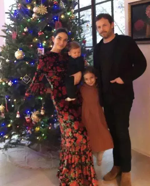 Das Topmodel Lily Alridge vor ihrem Tannenbaum 