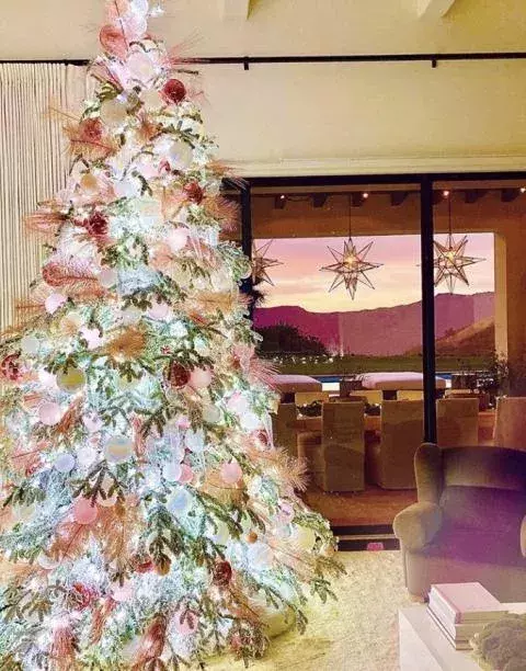 Der bonbonfarbene Tannenbaum von Khloe Kardashian 