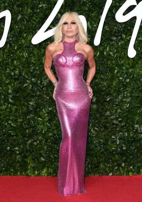 Donatella Versace in einem pinkfarbenen Kleid