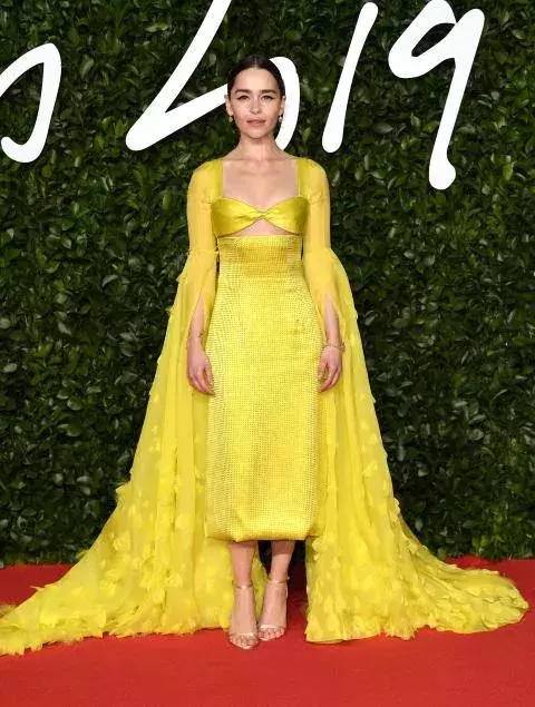 Emilia Clarke ganz in Gelb