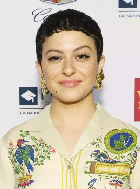 Endlich wissen wir, um wen es sich handelt: Alia Shawkat