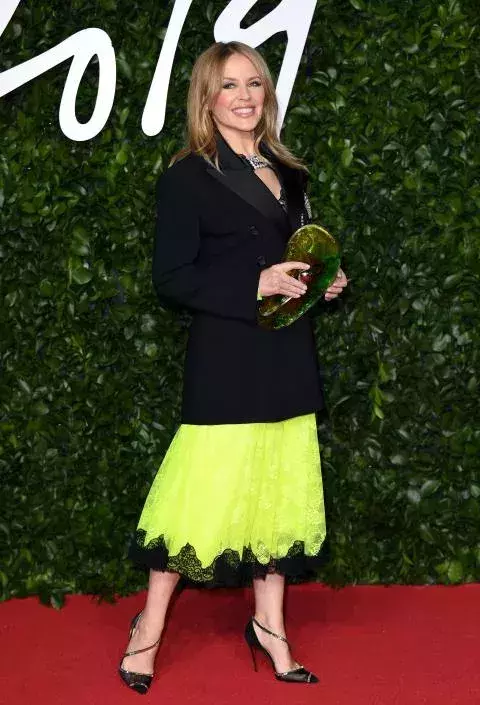Kylie Minogue in einem neonfarbenen Kleid 