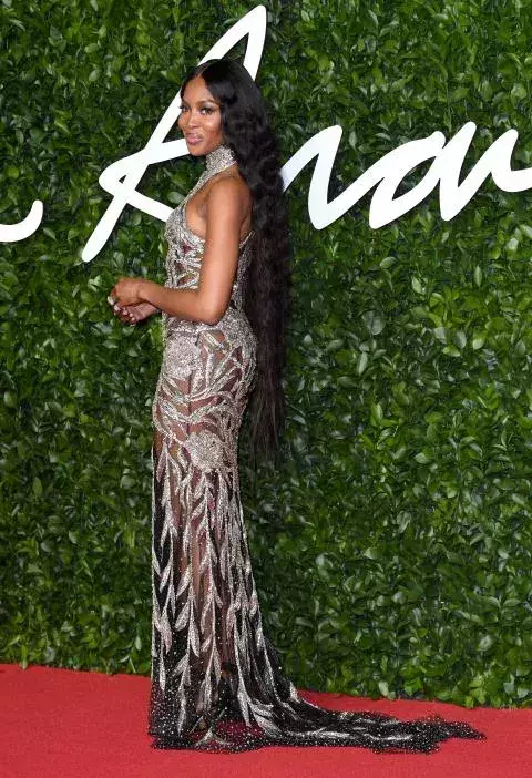 Naomi Campbell in einem langen transparenten Kleid 
