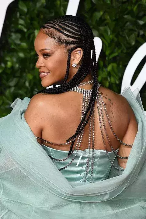 Rihanna mit einer der Trendfrisuren 2020