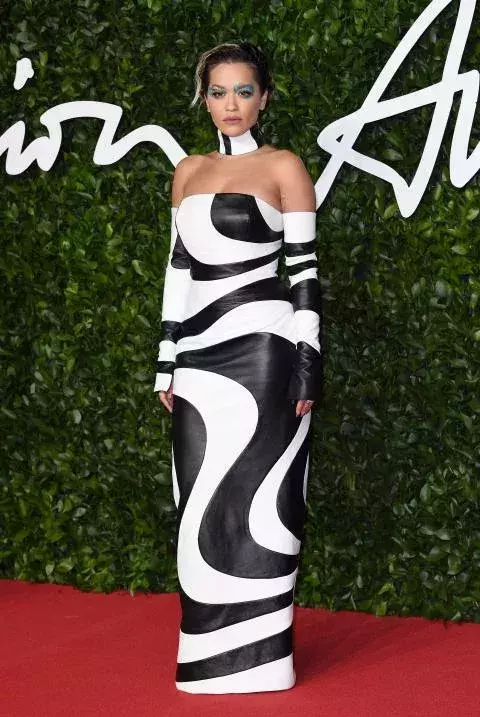 Rita Ora in Schwarz und Weiß