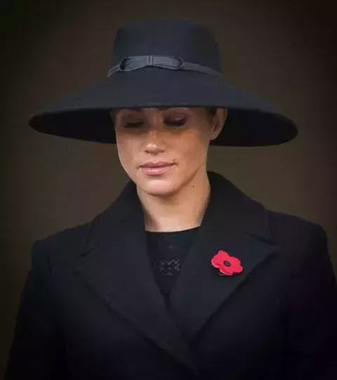 Ganz in Schwarz trägt Meghan Markle passend dazu einen großen Hut. 