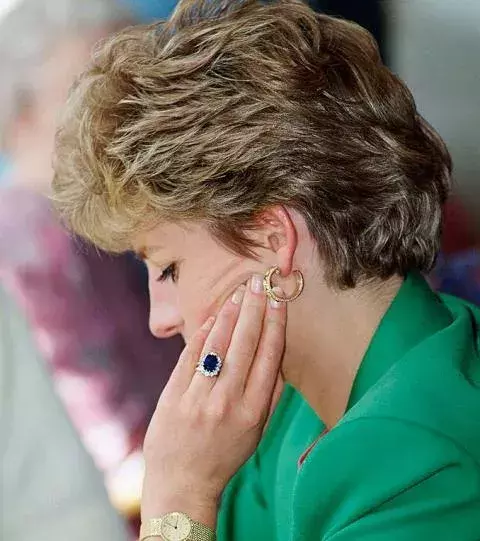 Noch immer trägt sie ihren Verlobungsring, der einst Lady Diana gehörte und 300.000 Pfund kostet