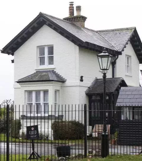 Schnell schreitet die Polizei ein und schickt die ungebetenen Besucher fort.