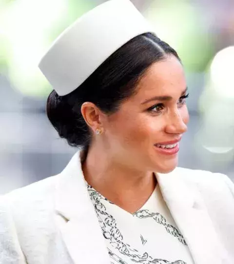 Wenn ihr euch Bilder von Meghan Markle anschaut, werdet ihr sehen, wie sorgfältig sie mit ihren Ohrringen umgeht.