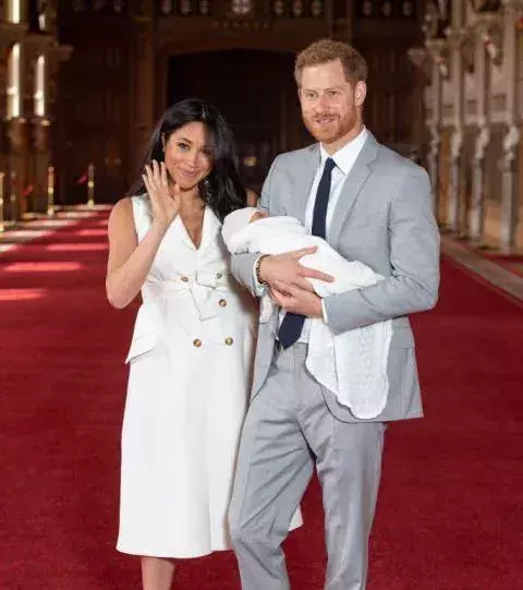 Zwei Tage nach seiner Geburt wird er am 8. Mai im Schloss Windsor vorgestellt.